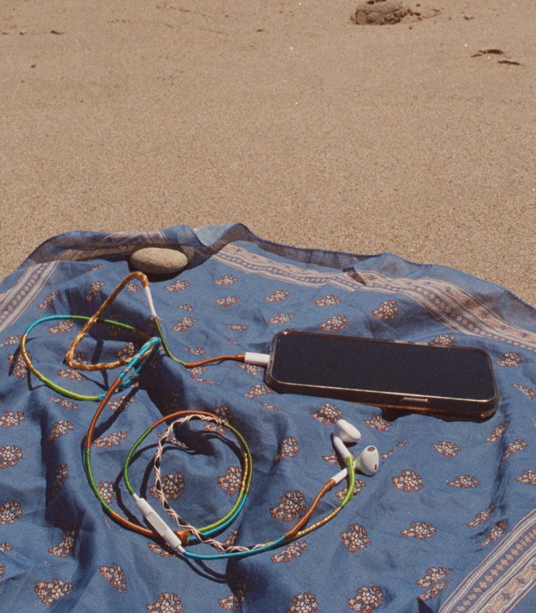 LE POM POM & DÔEN HEADPHONES -- CADIZ COLLAGE - Image 2
