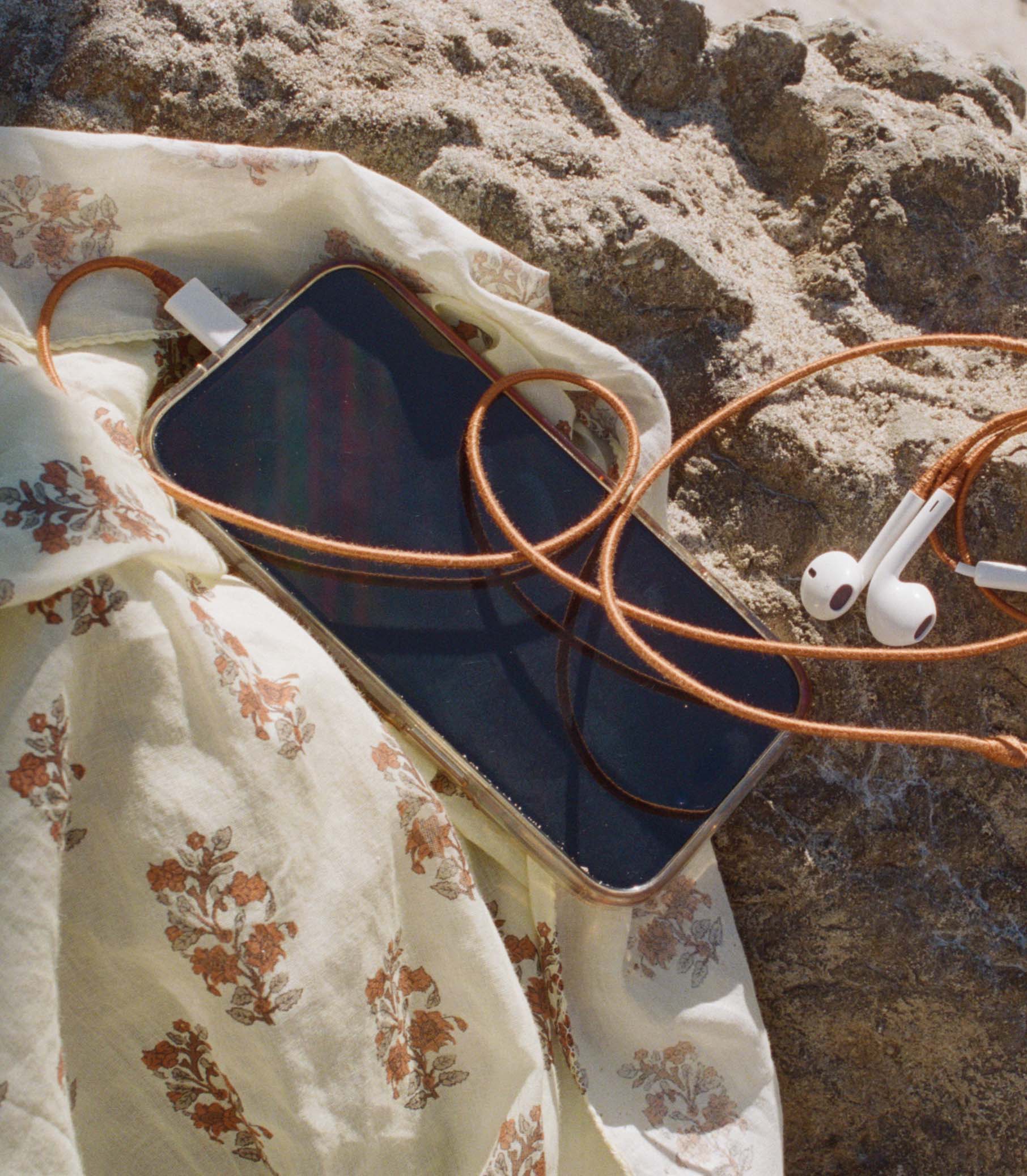 LE POM POM & DÔEN HEADPHONES -- COCONUT - Image 4